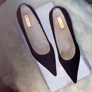 Tahari, sz 6.5, fabric pump, black.